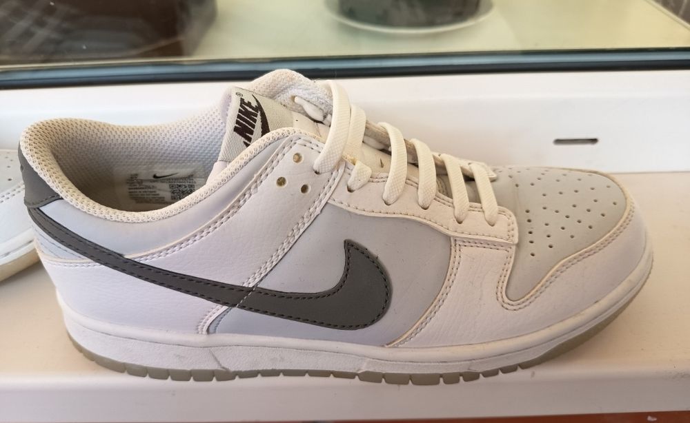 Жіночі  кросівки Nike Dunk Low у популярному біло-сірому кольорі