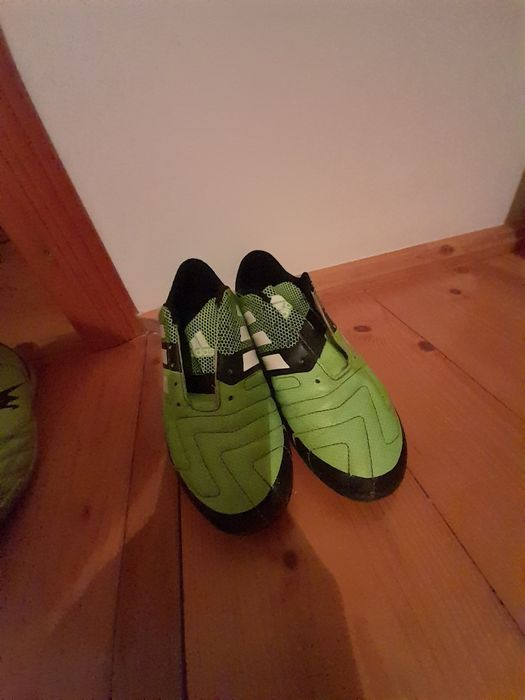 Футбольне взуття.