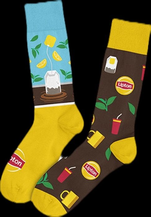 skarpetki przedstawiają motywy