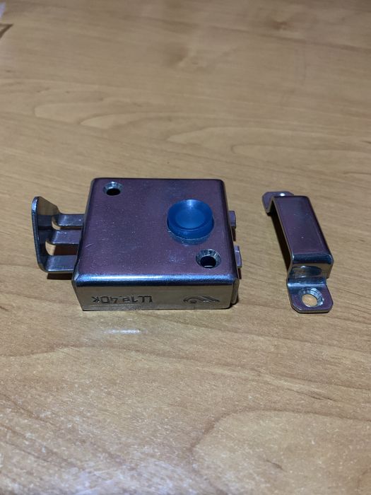 Защёлка дверная накладная с пружинным механизмом