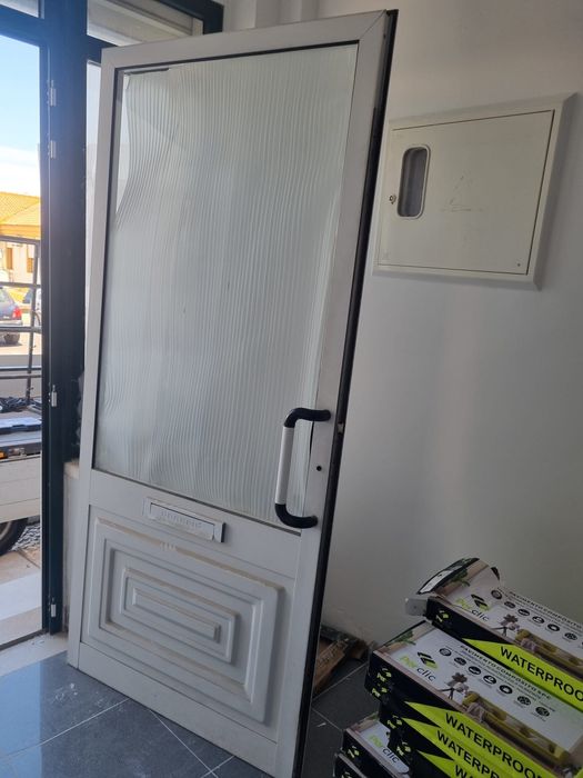 Vende-se porta de exterior em ótimo estado