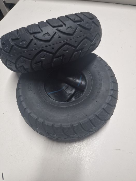 Conjunto de dois pneus com câmaras de ar incluídas. Medida 4.10/3.50-4.

- Inclui 2 pneus.
- Inclui 2 câmaras de ar.