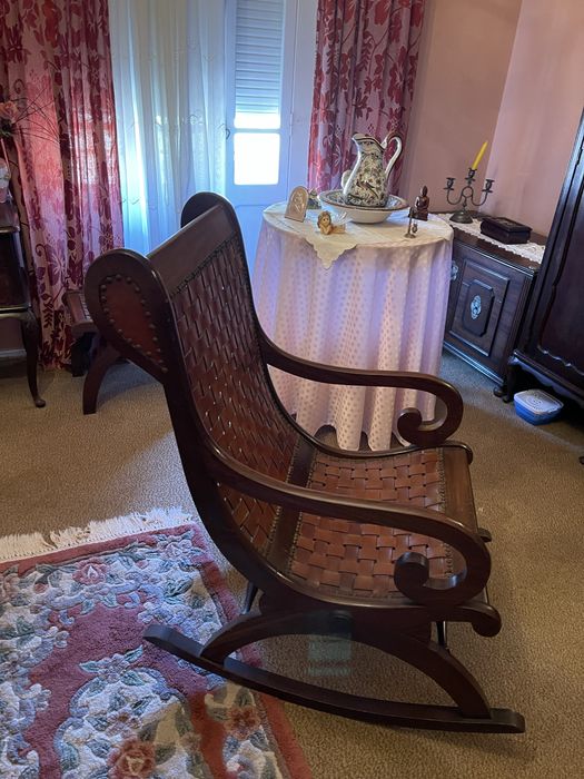 Cadeira de baloiço e banco