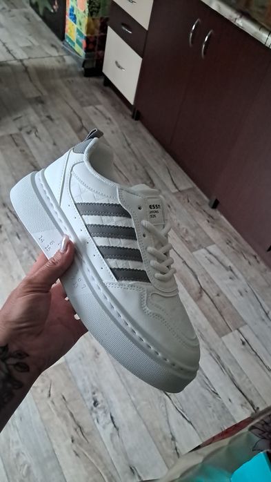 Стильные белые кроссовки