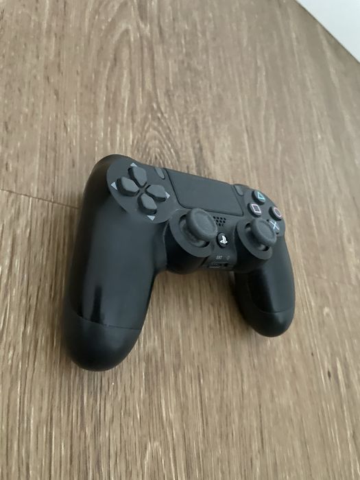 Playstation 4 ediçao especial usado com 2 contoles