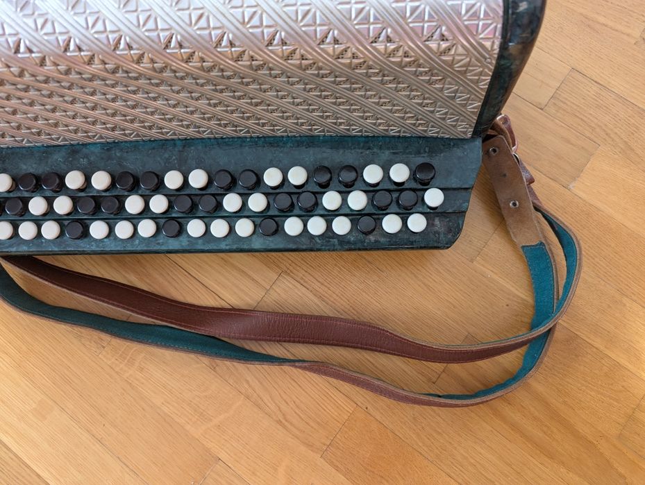 Баян Кремінне в робочому стані