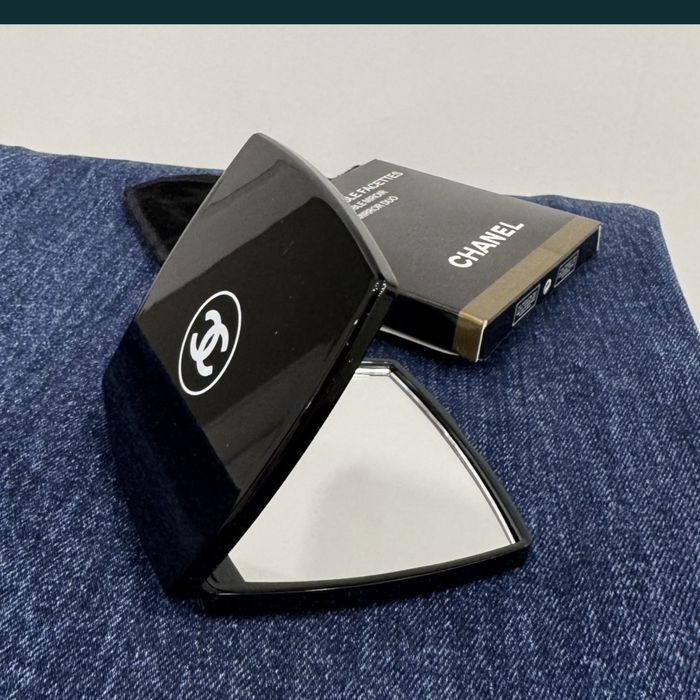 Дзеркало для макіяжу Chanel