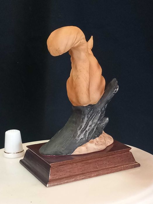 Esquilo Vintage sobre pedestal de madeira, Coleção Leonardo, anos 90.