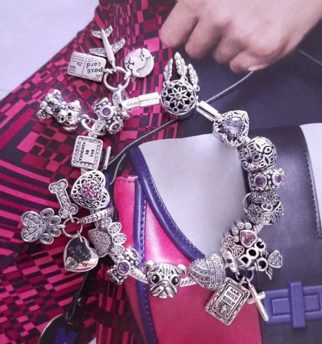 Pulseiras e charms em prata esterlina