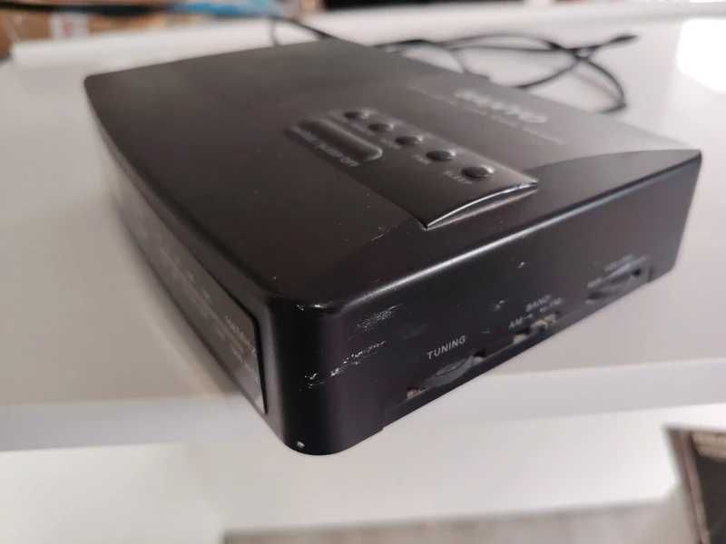 Rádio Sanyo antigo a funcionar