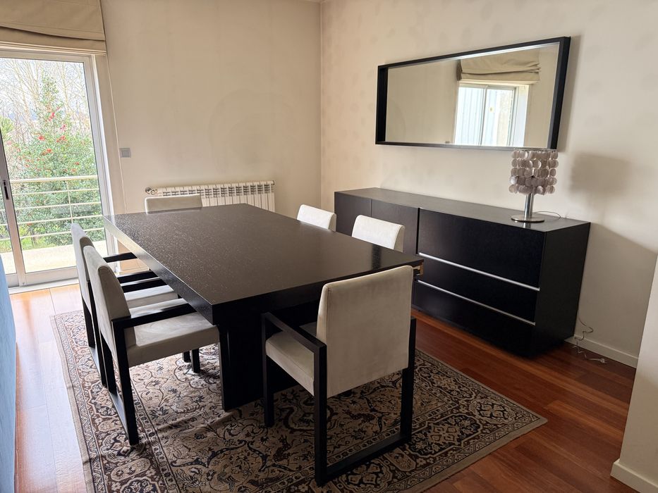 Aparador, Mesa, Cadeiras e Espelho em Wengué