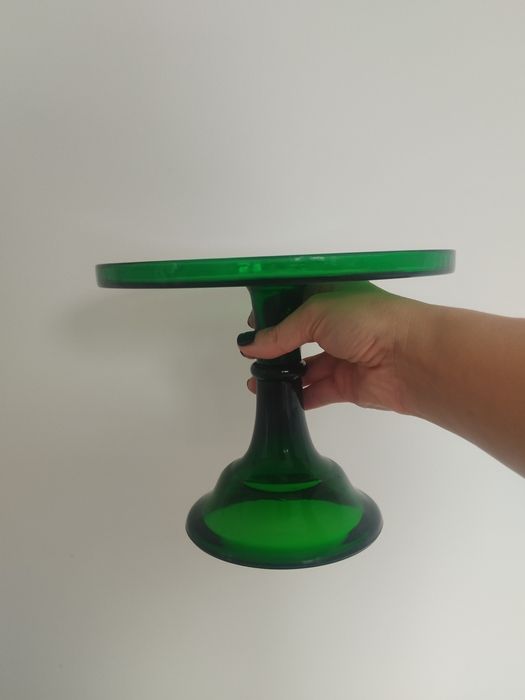 Boleira em vidro verde escuro, com pé.
