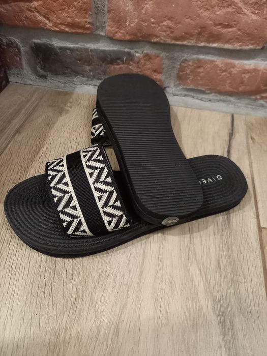 Nowe klapki Diverse 37