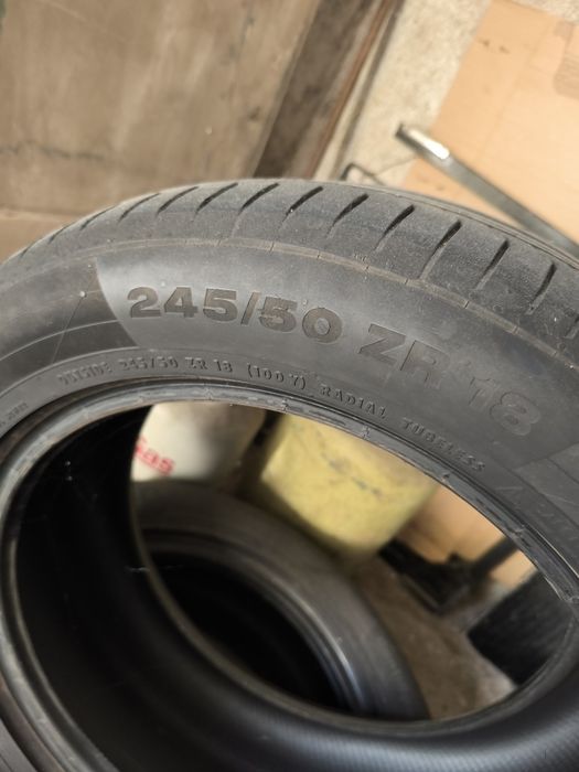 Dois pneus 245/50R18