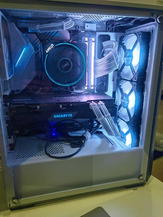 Torre Gaming Corsair White Artic | AMD Ryzen 7 3700X , 5700 XT