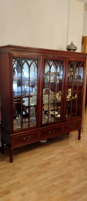 Conjunto Sala de Jantar Clássica Completa – Mesa Extensível (até 12 pessoas) + 8 Cadeiras (palhinha) + Aparador + Cristaleira