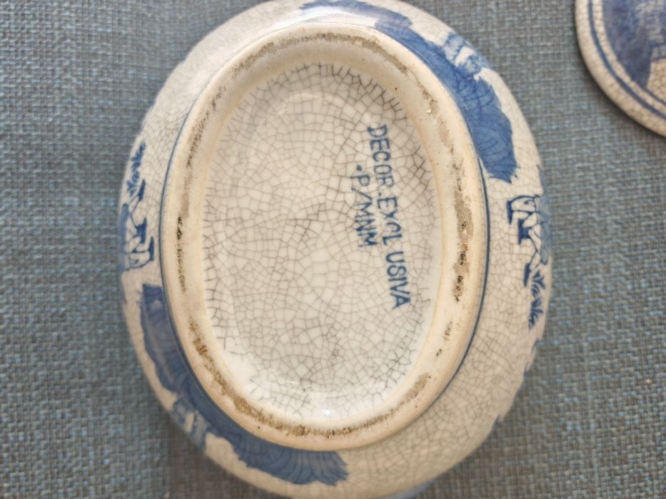 Terrina vintage azul e branca com tampa