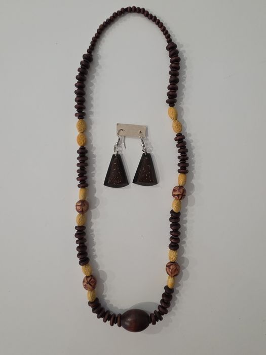 Conjunto colar e brincos em madeira