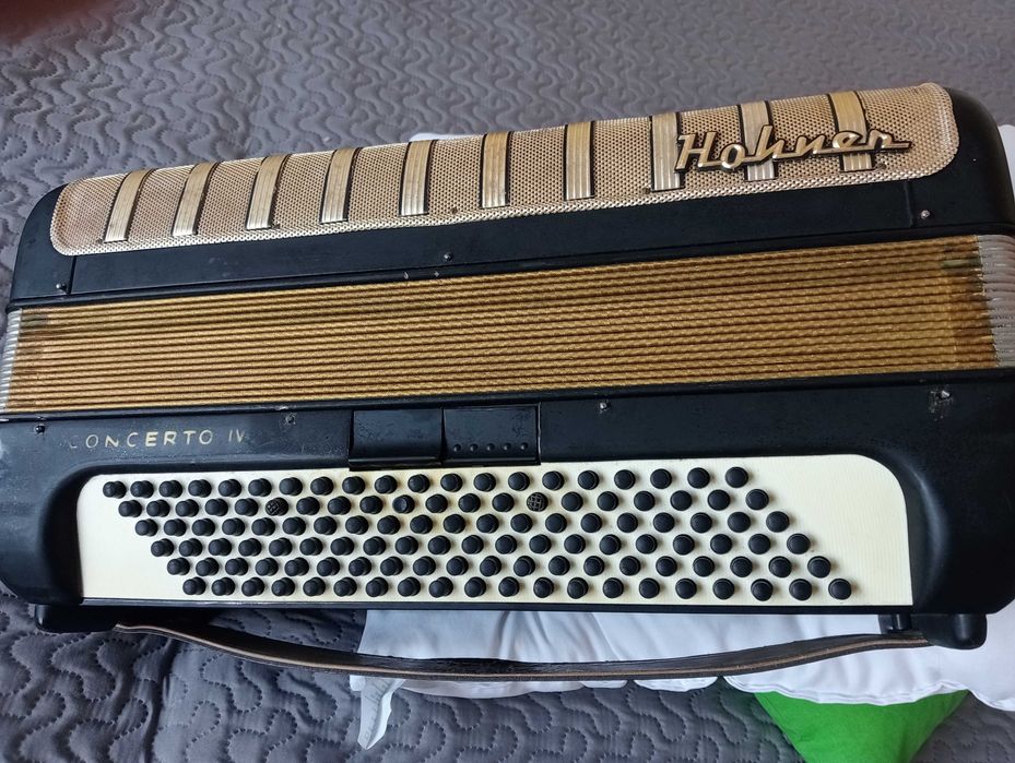 Sprzedam akordeon 120 bas: Hohner Student.