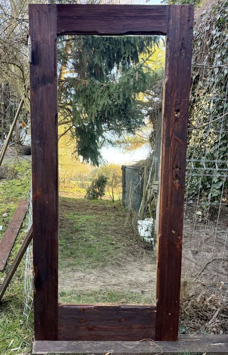 Rustykalne lustro w ramie ze starych drzwi – unikat z duszą