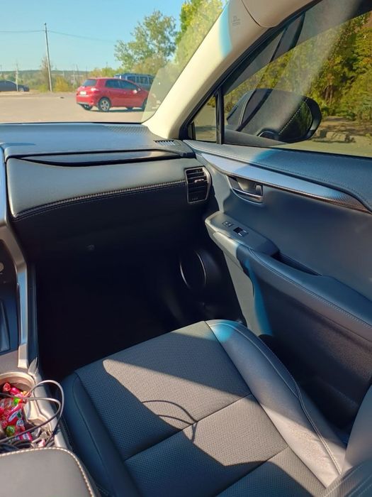 Продаю Lexus nx 300h