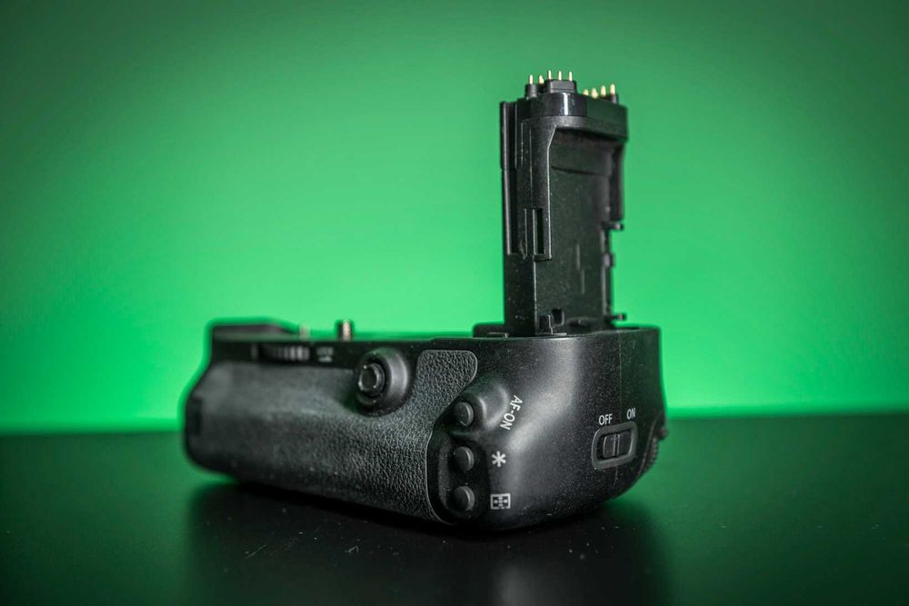 Canon BG-E11 grip do 5D Mark III dobry zamiennik Newell