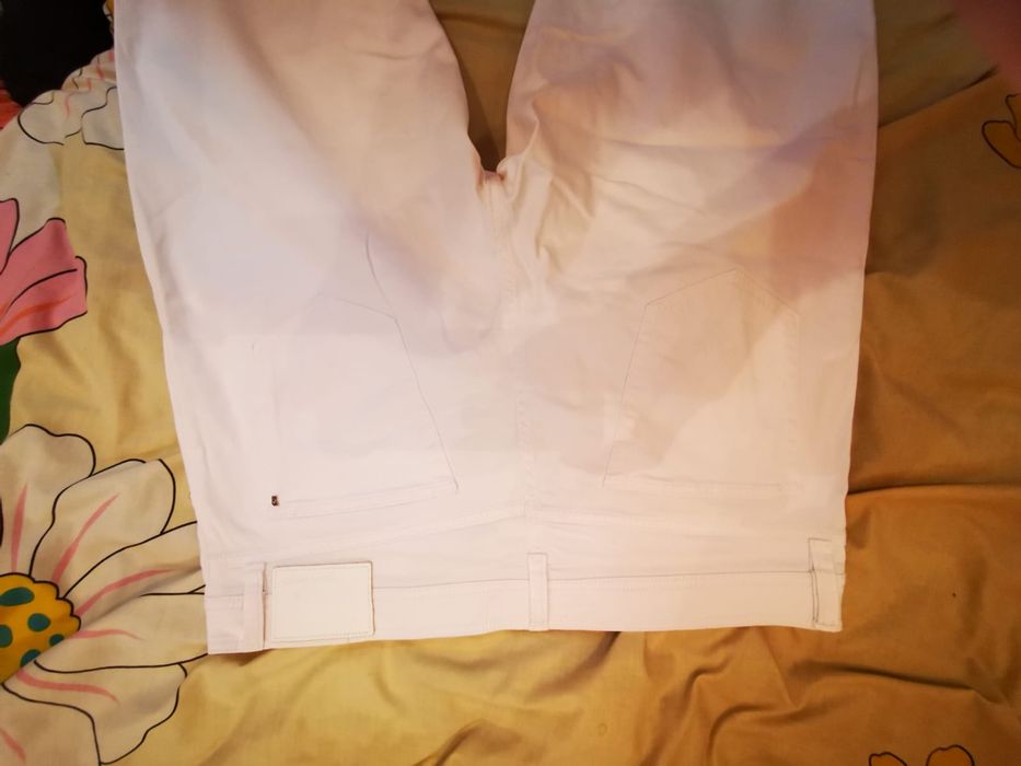 Белые мужские джинсы