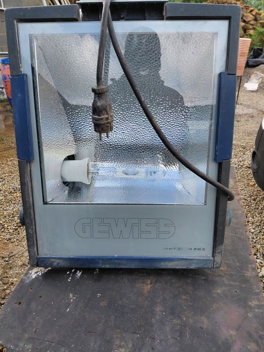 holofote industrial da marca Gewiss