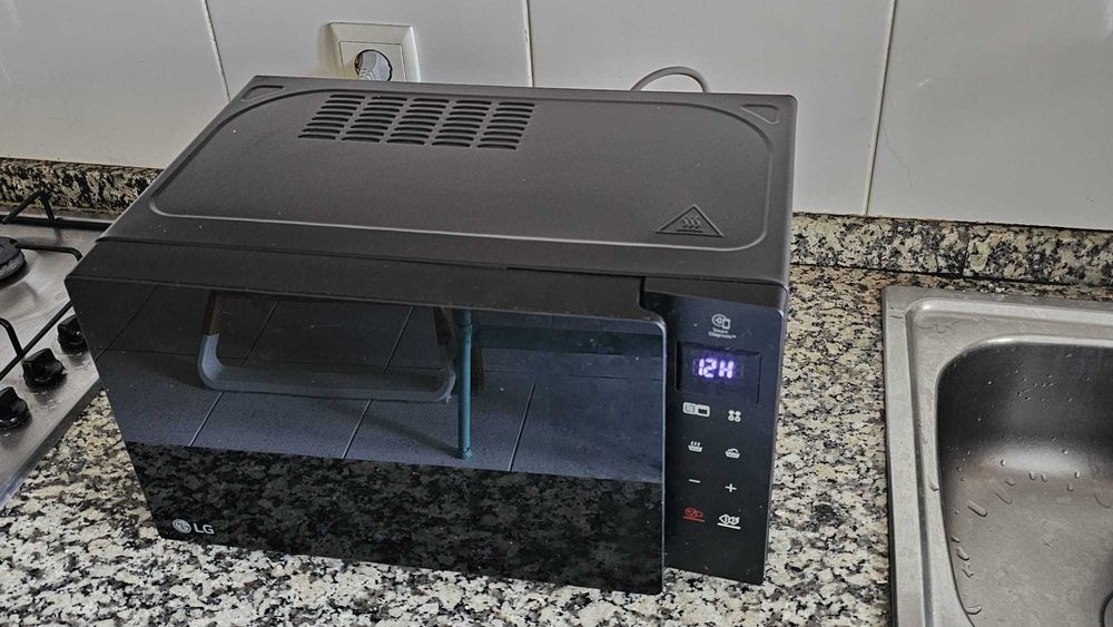 Microondas LG - 20 l e 700 W (praticamente novo)