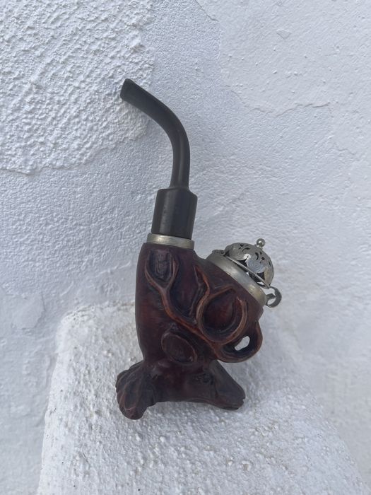 Cachimbo antigo em madeira trabalhado a mão .