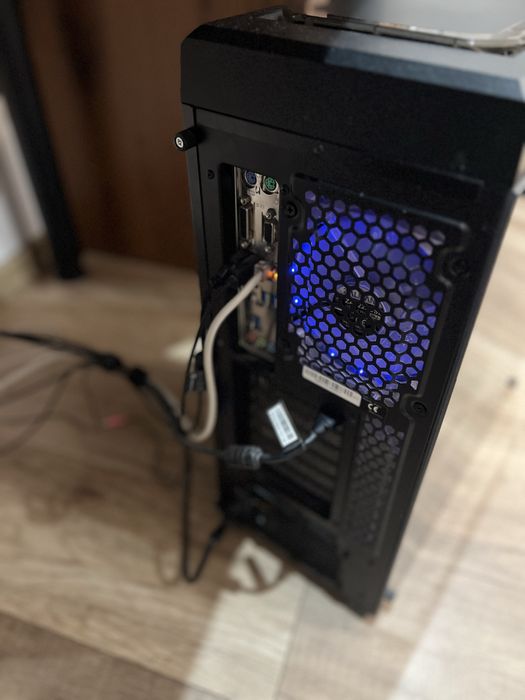 Komputer stacjonarny wraz z monitorem