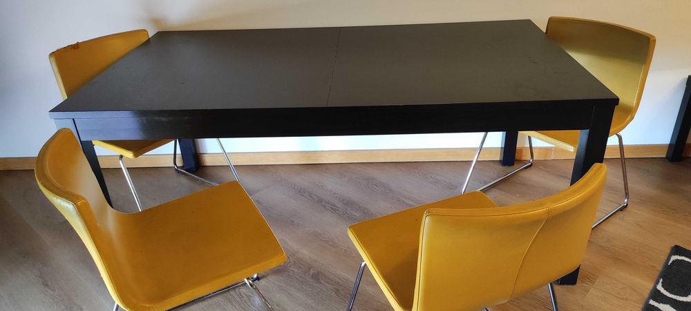 Mesa com 4 cadeiras