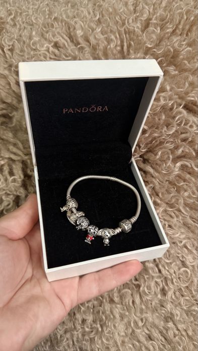 Продам браслет Pandora з бусиною Harry Potter (оріг). У комплекті також є бусини Ron, Hermione, Dobby та Sorting Hat. Рідкісна колекція,