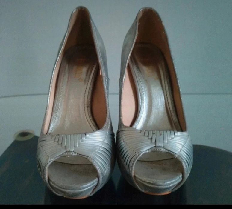 Czółenka na platformie srebrne , sandały z krytą piętą r 37