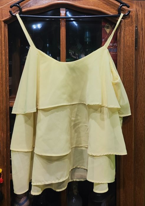 Bananowy top z falbankami