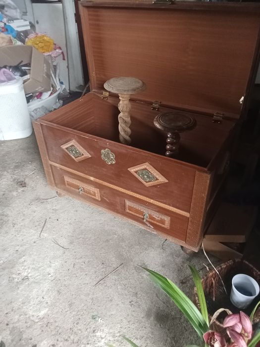 Vendo baú antigo em madeira.