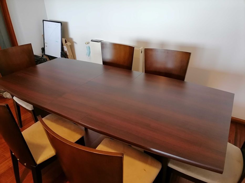 Mesa de sala Moviflor com cadeiras