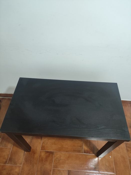Mesa extensível de madeiram - oferta de 2 cadeiras em ferro pretas