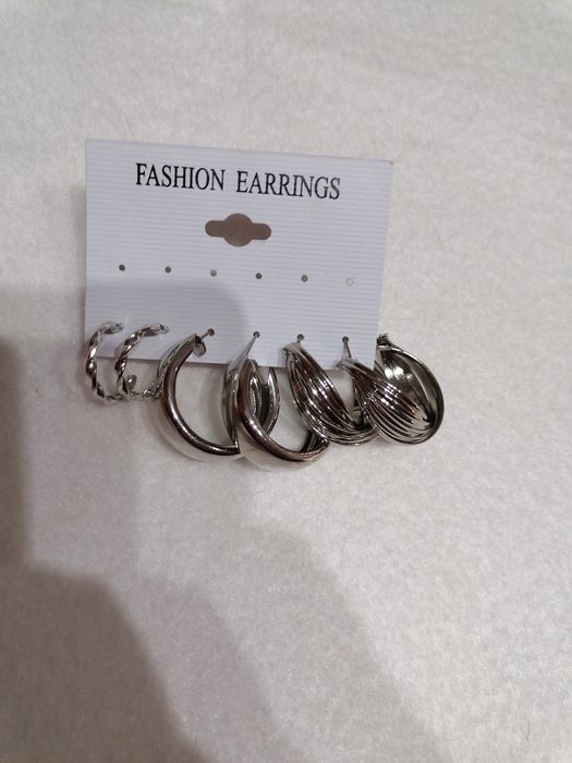 Brincos em metal dourados e prateados