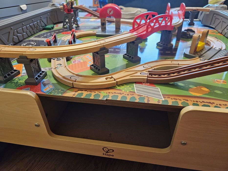 Kolejka drewniana ze stołem. Stół pociąg formy hape