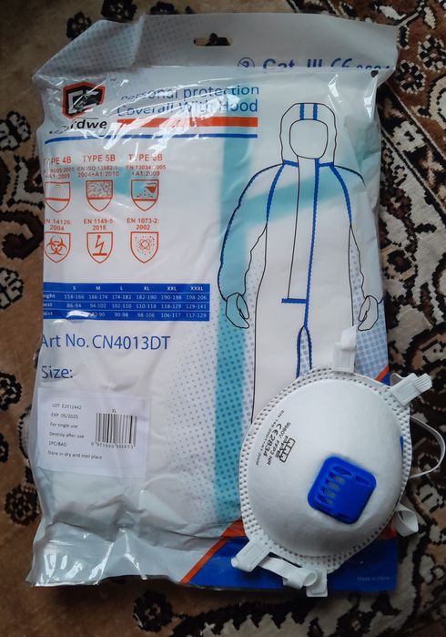 Защитный комбинезон с распиратором и очками