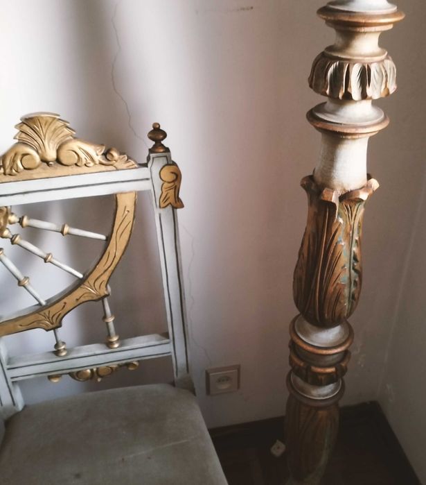 Candeeiro e Cadeira Antigos