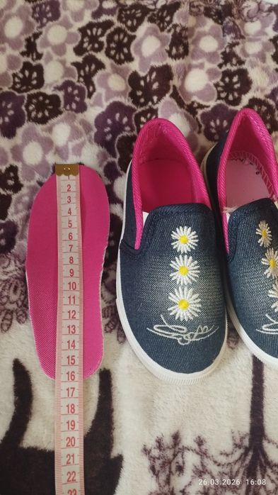 Взуття на дівчинку