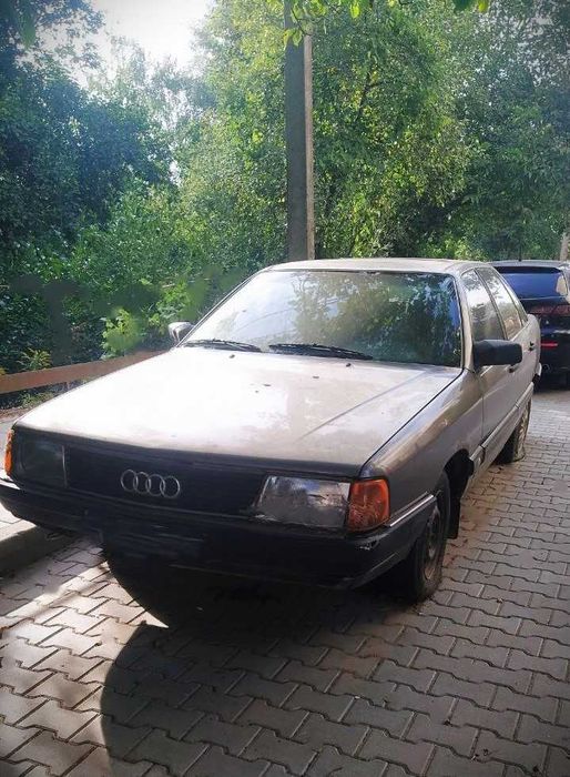 Автомобіль Audi 100.