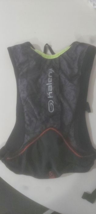 Vendo mochila de hidratação Kalenji 5L, c/ bolsa hidratação