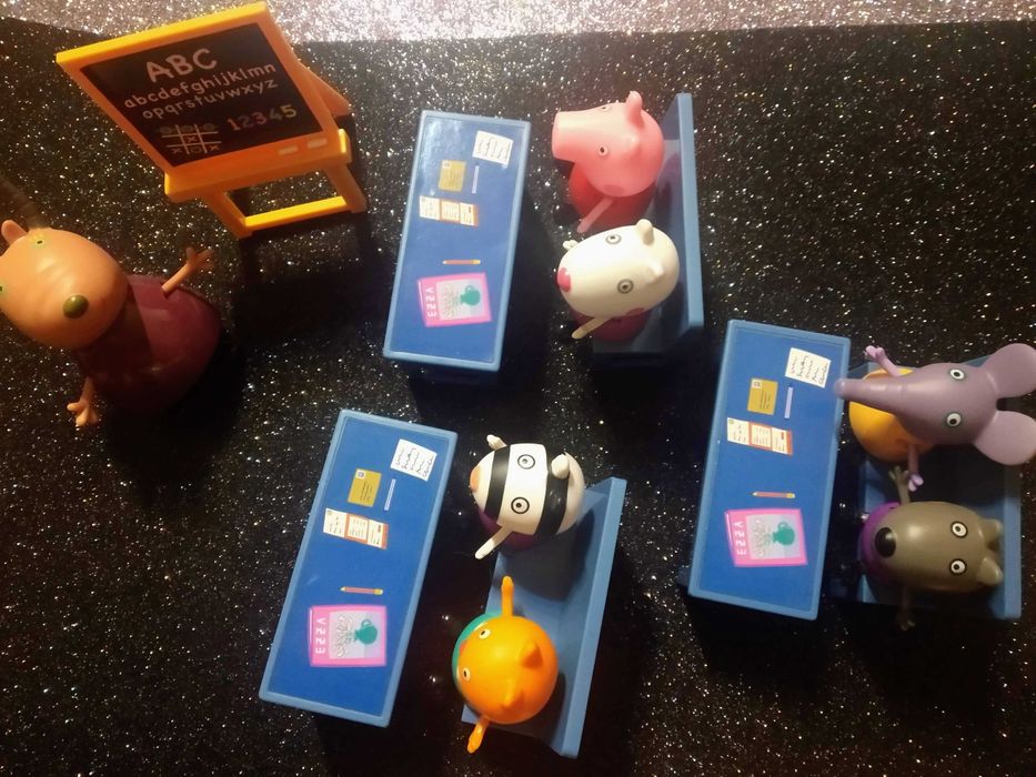 Natal - Peppa Pig Classroom Set Featuring Miss Gazelle and Friends64730237613442120