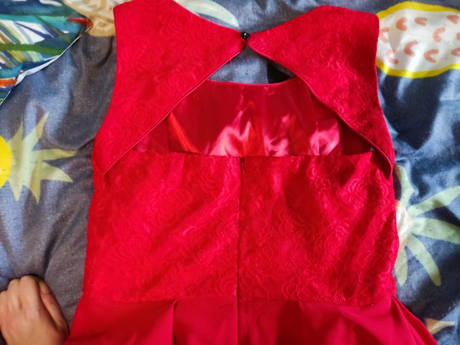 Czerwona sukienka z wycięciem na płecach 38/M