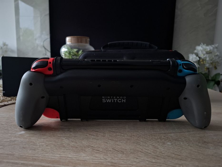 Nintendo Switch V2 – pełny zestaw, dobry stan