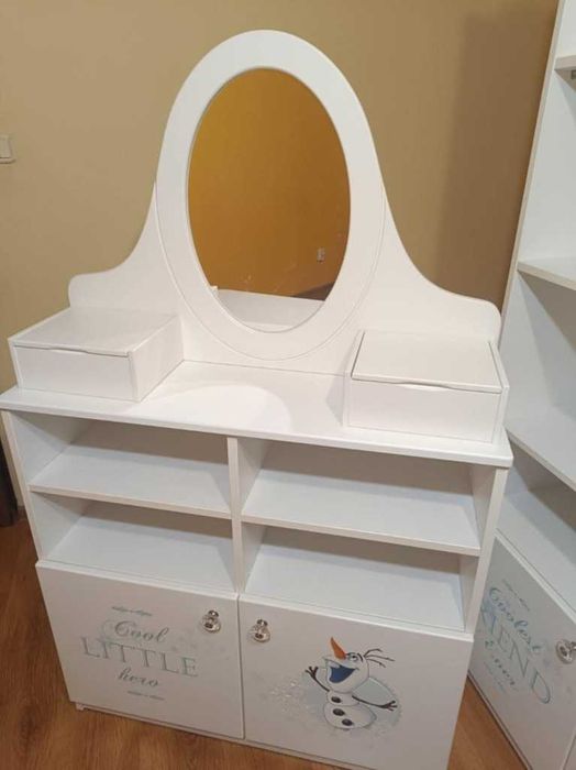 Meble meblik dziecięce z motywem krainy lodu