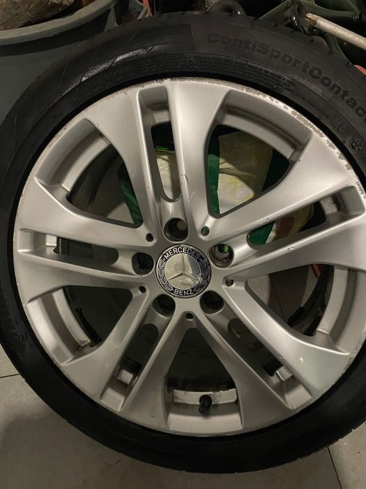 Jantes Mercedes com pneu em bom estado
